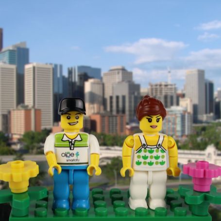 Zwei Minifiguren vor einer Stadt.